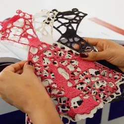 Evelyn Ramírez, EXATEC del Tec de Monterrey campus Puebla, presenta su proyecto Rho, prenda menstrual reutilizable y sostenible con la que obtuvo el subcampeonato nacional del James Dyson Award 2025.