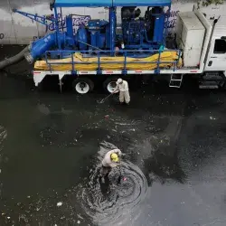 Trabajos de recolección de basura y aguas residuales en un paso subterráneo después de una fuerte lluvia histórica en la Ciudad de México, México, el 10 de agosto. Foto : Gerardo Vieyra
