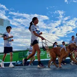 Kendra Villarreal, estudiante de PrepaTec, junto con su perro en la primera Carrera Borregos Think, Feel, Run Powered by Skechers del Tec de Monterrey campus Chihuahua. 