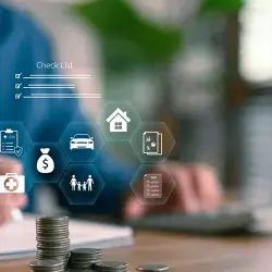 Hombre revisando sus finanzas