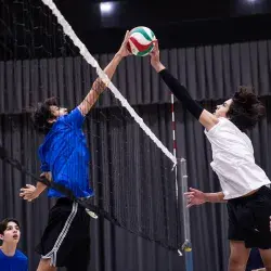 Alumnos en partido de voleibol durante Copa Intramuros Borregos 2025.
