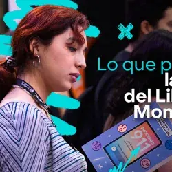 Joven lectora lee un libro en stand de la Feria Internacional del Libro 2025