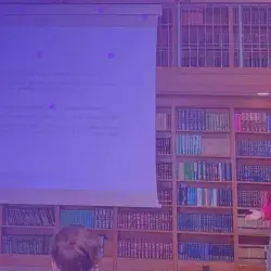 Zahira Cruz exponiendo sobre ia educativa en Hungría