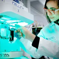 Trujillo y Alvarez con dispositivo de laboratorio