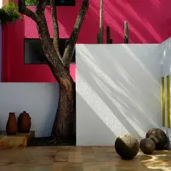 Vista del patio de la Casa Luis Barragán, en Ciudad de México