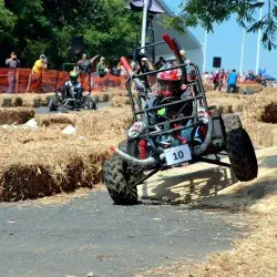 El Tec campus Cuernavaca realizó el Downhill Challenge 2025, donde equipos compitieron con gravity cars en una pista de obstáculos, premiando velocidad, diseño, creatividad y desempeño.