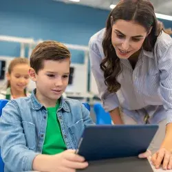 Invita a implementar la IA en la educación