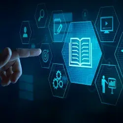 Una mano se acerca para seleccionar contenido educativo digital en una pantalla