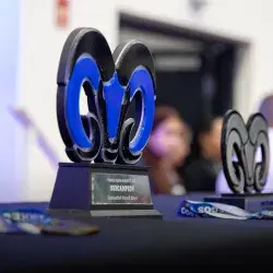 Trofeo con forma de la cabeza de un borrego sobre una mesa. 