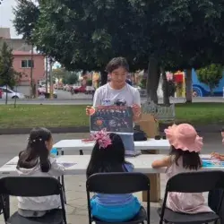 Danna Ximena Sánchez imparte un taller presencial de ciencia a niñas y niños.