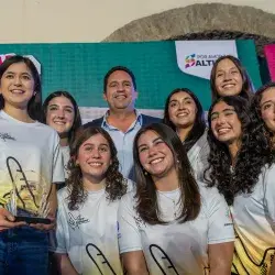 Alumnos con alcalde de Saltillo Javier Díaz González.