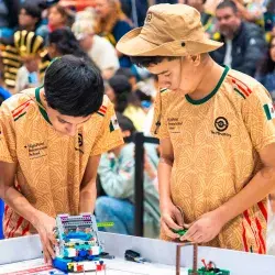 Niños participan en el juego del robot en FIRST LEGO League en PrepaTec Laguna