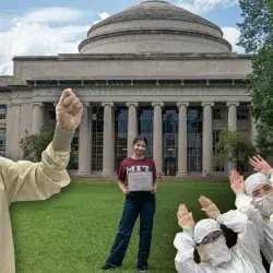 Montaje de fotos de jóvenes vestidos con trajes de materiales peligrosos sobre una foto donde una chica posa con un diploma frente a un edificio.
