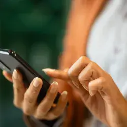 Mujer usando un celular