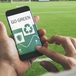 Joven sosteniendo celular, que muestra la app Go Green