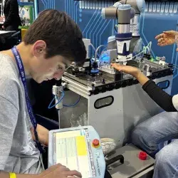 Michelle Álvarez  y José Joaquín Cisneros, estudiantes de Mecatrónica del Tec en Querétaro, ganaron el primer lugar nacional en la competencia COBÓTICA 2026.