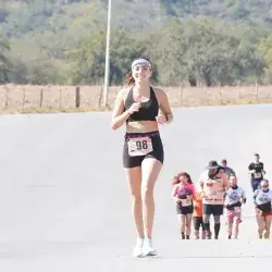 Daniela García corriendo la backyard de Santiago