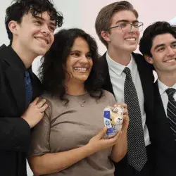 Maestra Brenda con alumnos