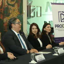 Directivos en evento de entrega del Distintivo ALVA