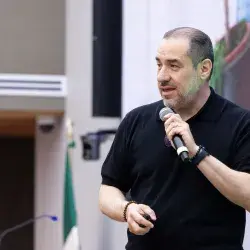 Efraín Mendicuti durante su ponencia, 5 astros para alinear tu desarrollo profesional