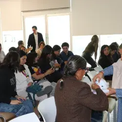 Artesanas otomíes enseñan a bordar