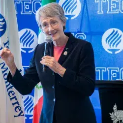 La Dra. Heather Wilson, presidenta de la Universidad de Texas en El Paso (UTEP), dialoga con estudiantes del Tecnológico de Monterrey campus Ciudad Juárez