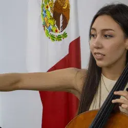 Valeria practicando violonchelo