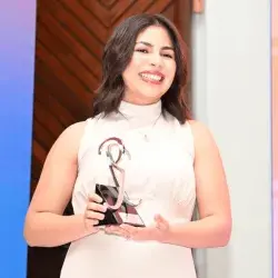 Ximena con su premio Rómulo Garza