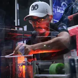 Coach haciendo ajustes en el mecanismo del robot  