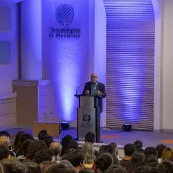 Economista y analista mexicano dialoga sobre economía en Tec Toluca