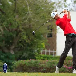 Práctica de golf, joven alumno de PrepaTec Santa Anita participa en torneos profesionales. 