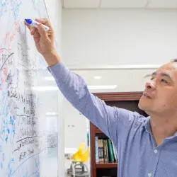 Profesor de la Escuela de Negocios del Tec de Monterrey campus Laguna utiliza pintarrón para hacer apuntes