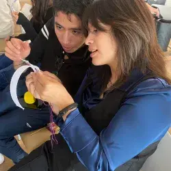 Estudiantes bordan con técnica ñañú