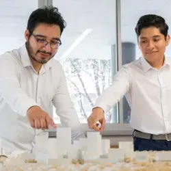 Estudiantes del Tec señalando una maqueta