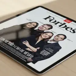 Ipad con la portada de la revista Forbes donde salen los egresados del Tec