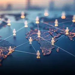 Mapa del mundo con gráficos de personas conectados por líneas.