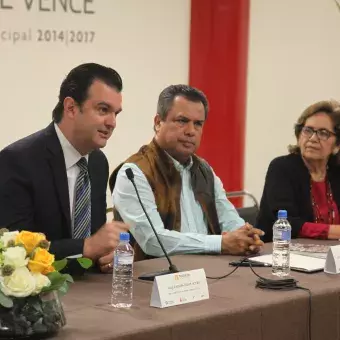 Alumnos del Tec entregan catálogo de edificios históricos a Torreón.