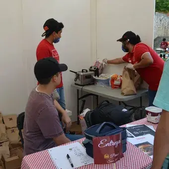 Alumnos durante la venta de sus productos