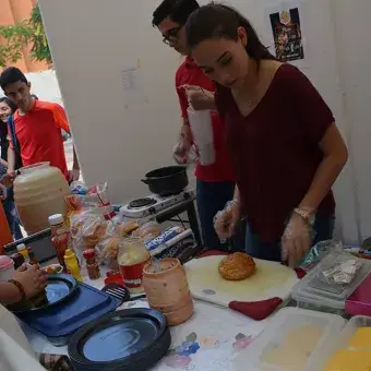 Alumnos en la venta de sus productos