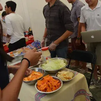 Alumnos en la venta de sus productos