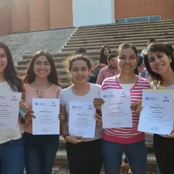 Alumnos en la premiación de los equipos