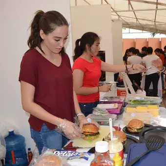 Alumnos en la venta de sus productos