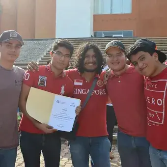 Alumnos en la premiación de los equipos
