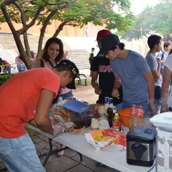 Alumnos en la premiación de los equipos