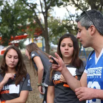 Carlos Agredano dando instrucciones