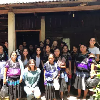 Alumnos con tejedoras de en MayaVinik