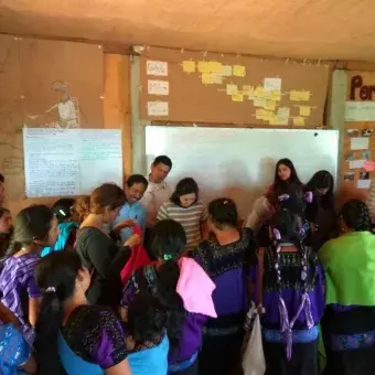 Alumnos con tejedoras de en MayaVinik