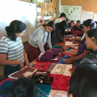 Alumnos con tejedoras de en MayaVinik