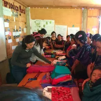 Alumnos con tejedoras de en MayaVinik