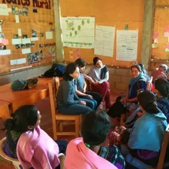 Alumnos con tejedoras de en MayaVinik